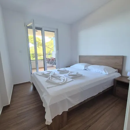 Bura 1- With Hot Tub Apartment Makarska